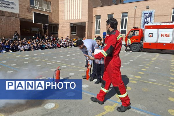 آموزش نکات ایمنی آتش‌نشانی در آموزشگاه معارف ۶