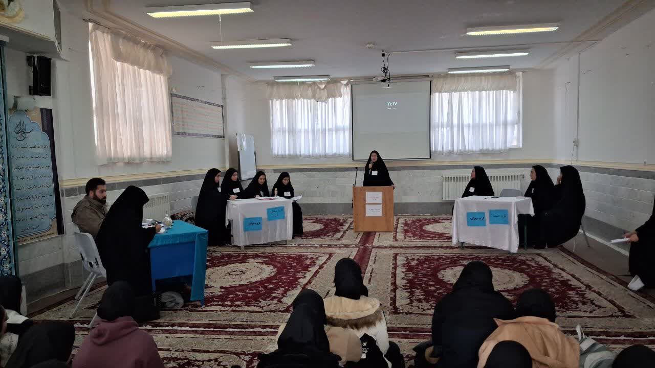 برپایی مناظره دانش‌آموزی در دبیرستان حضرت خدیجه (س) جعفرآباد قم