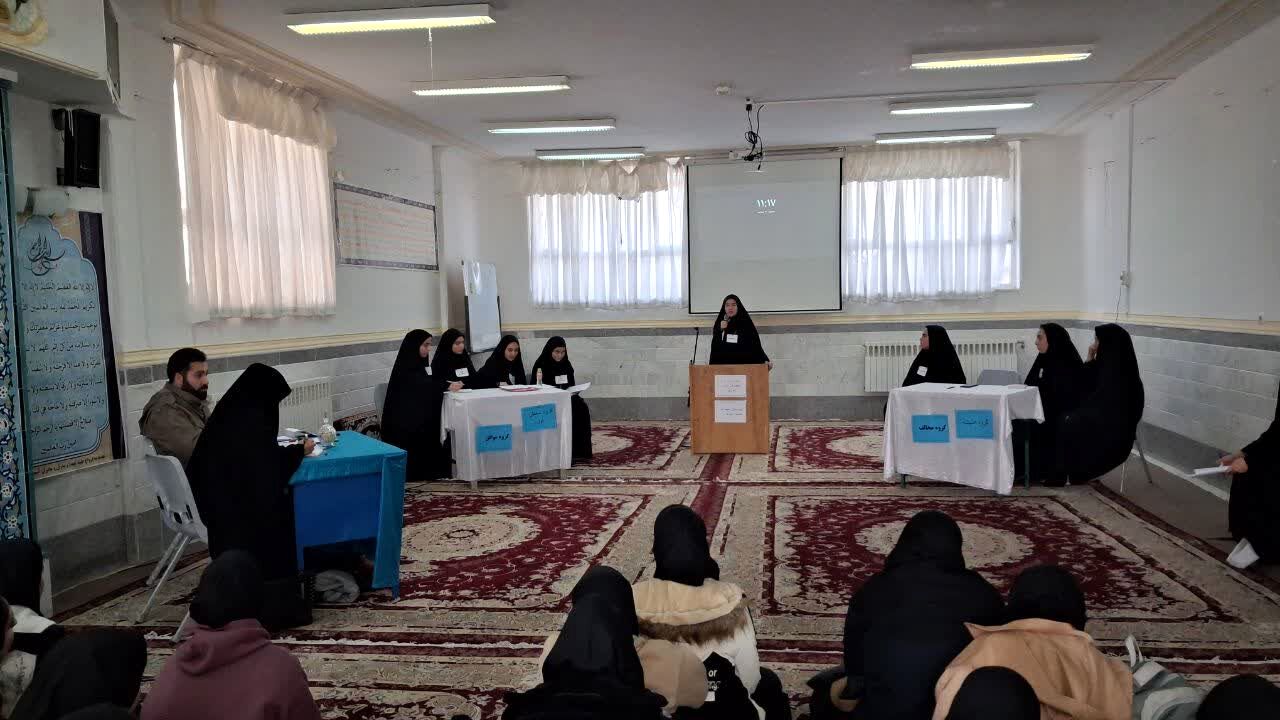 برپایی مناظره دانش‌آموزی در دبیرستان حضرت خدیجه (س) جعفرآباد قم