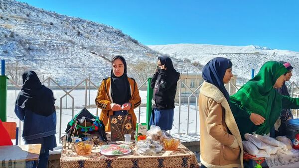 بازارچه کسب و کار دانش‌آموزی مدرسه الزهرا شهرستان مارگون