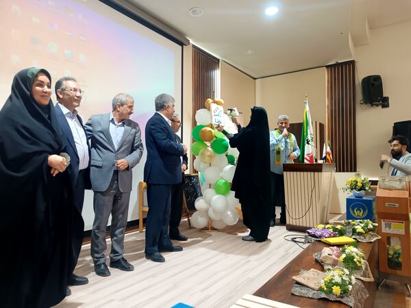 جشن عاطفه‌ها با تقسیم مهر و مهربانی در دبستان آرمینه مصلی نژاد 