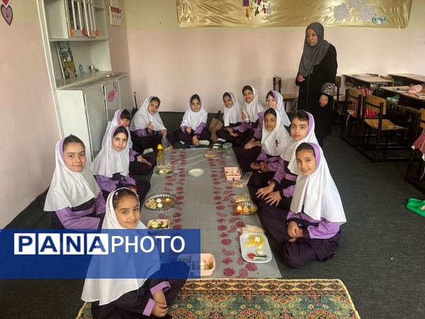 برگزاری صبحانه سلامت و روز جهانی تخم مرغ در دبستان فاطمه الزهرا شهرستان شیروان