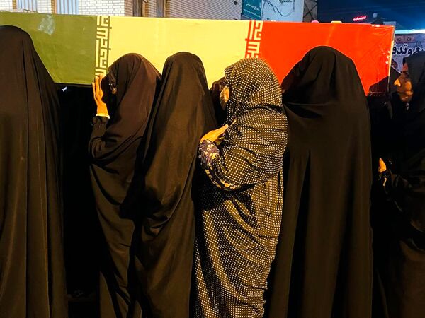 عشق و شور مردم میناب در تشیع پیکر شهدای گمنام
