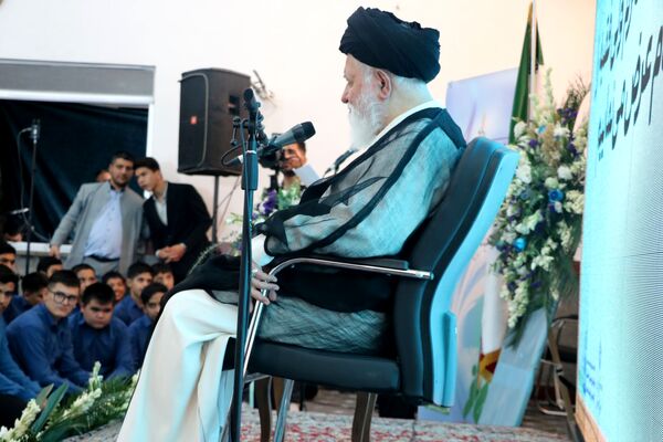 زنگ نماز در دبیرستان برزگر با حضور آیت الله علم الهدی 
