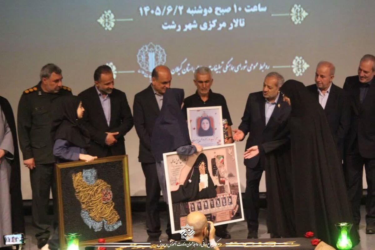تجلی فرهنگ ایثار در قاب هنر؛ اثر هنرجویان رشتی به وزیر آموزش و پرورش اهدا شد