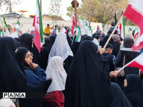 دانش آموزان کرمانی در سوگ «شهدای دبستان شجره طیبه میناب»
