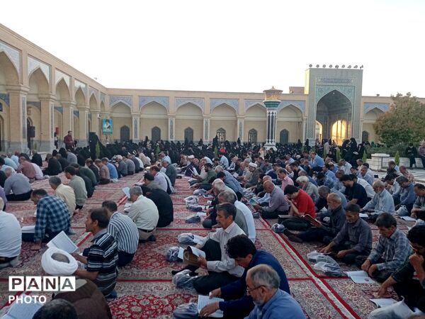 قرائت دعای عرفه در زیارتگاه شهید آیت الله مدرس
