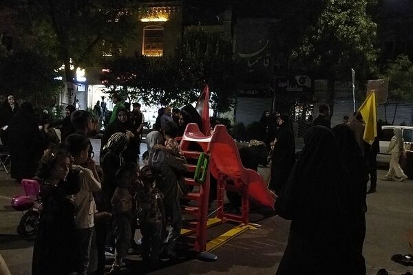 غرفه دهه نودی ها در خیابان امام خمینی نیشابور در شب صد و چهل و چهارم