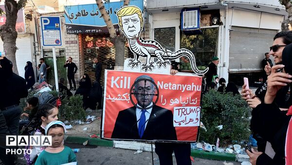 بدرقه باشکوه پیکر رهبر شهید روی دستان پرمهر ملت