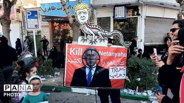 بدرقه باشکوه پیکر رهبر شهید روی دستان پرمهر ملت
