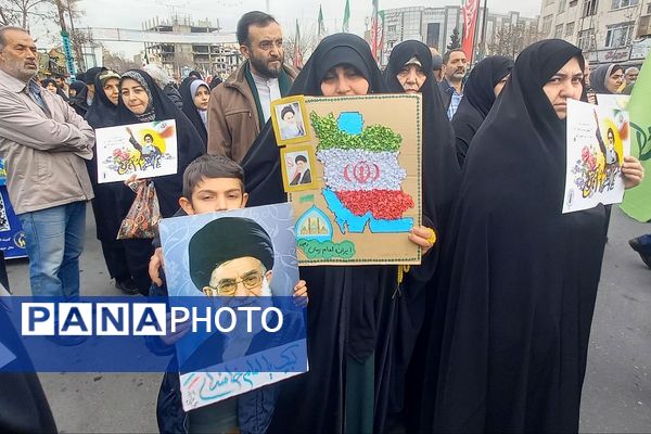 حضور اقشار مختلف مردم شهرری در راهپیمایی ۲۲ بهمن