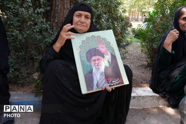 تجمع باشکوه مردم لردگان از گلزار شهدا تا مزار شهدای گمنام چشمه‌برم 