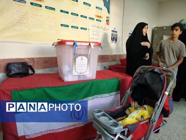 مردم شهرستان فاروج همدل و یکصدا پای صندوق‌های رأی 