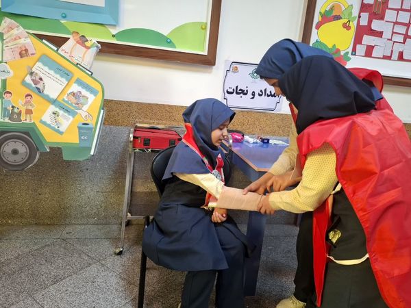 برگزاری مراسم یاوران انقلاب در دبستان آرمینه مصلی نژاد ناحیه ۶ مشهد 