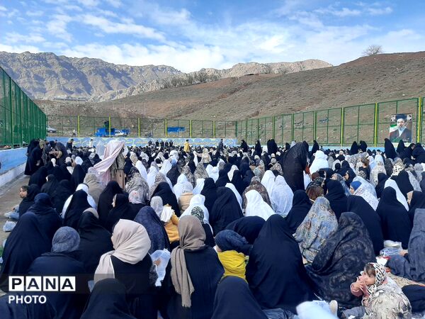 نماز عید سعید فطر در زمین چمن ارزنه