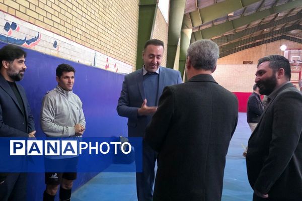 رقابت دانش‌آموزان رباط‌کریم در مسابقات بین مدرسه‌ای فوتسال