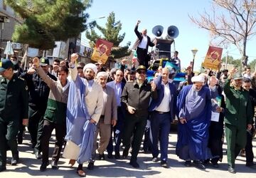 //اطراف کادر مشکی دارد ، داخل قاب نزارید///انعکاس همدلی با قلب هایی از انسانیت