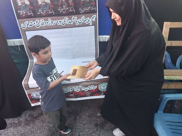 خدمت‌رسانی پیشتازان و خبرنگاران دانش‌آموزی در موکب عشاق‌الحسین گاوازنگ