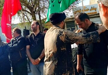 آیین گل مالی میراث سوگواری لرستان در اربعین رهبر شهید امت در خرم آباد
