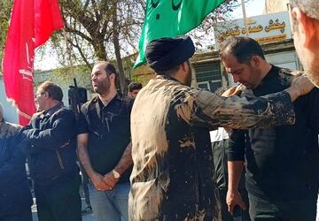 آیین گل مالی میراث سوگواری لرستان در اربعین رهبر شهید امت در خرم آباد