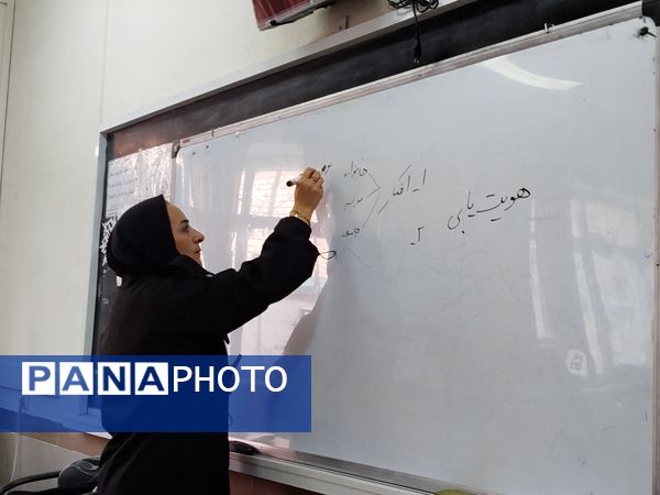 برگزاری کلاس آموزشی با محوریت هویت یابی در دبیرستان دخترانه نور اردبیل