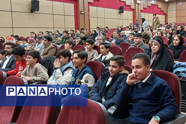 تقدیر از دانش‌آموزان دبیرستان هیات امنایی البرز در اردوگاه استانی شهید محمد منتظری شهریار 