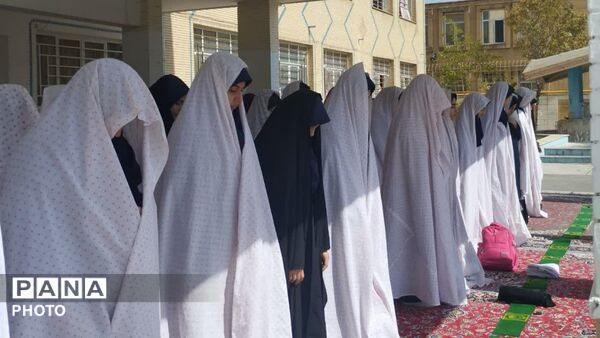 برگزاری باشکوه نماز جماعت در دبیرستان دخترانه کوثر