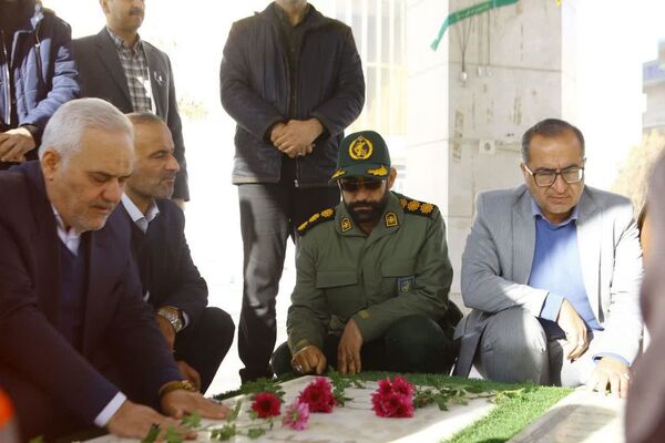 آغاز دهه فجر فیروزکوه با گلباران مزار شهدای گمنام
