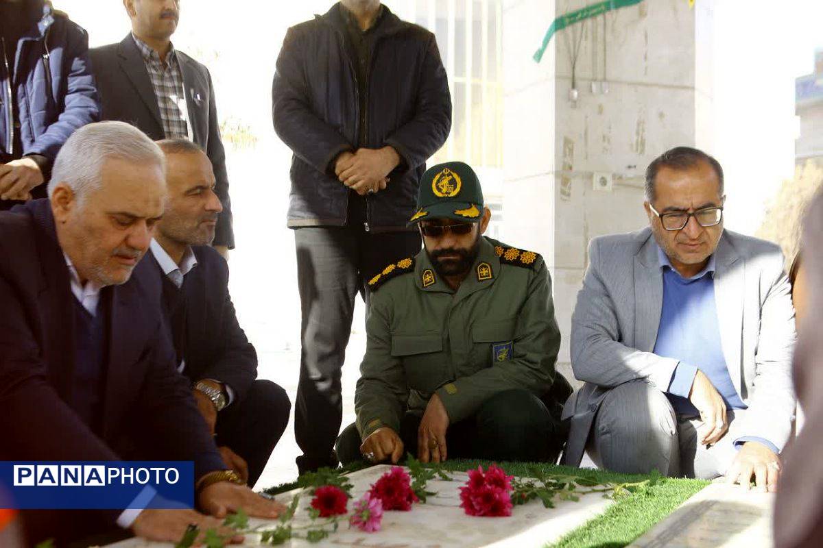 آغاز دهه فجر فیروزکوه با گلباران مزار شهدای گمنام