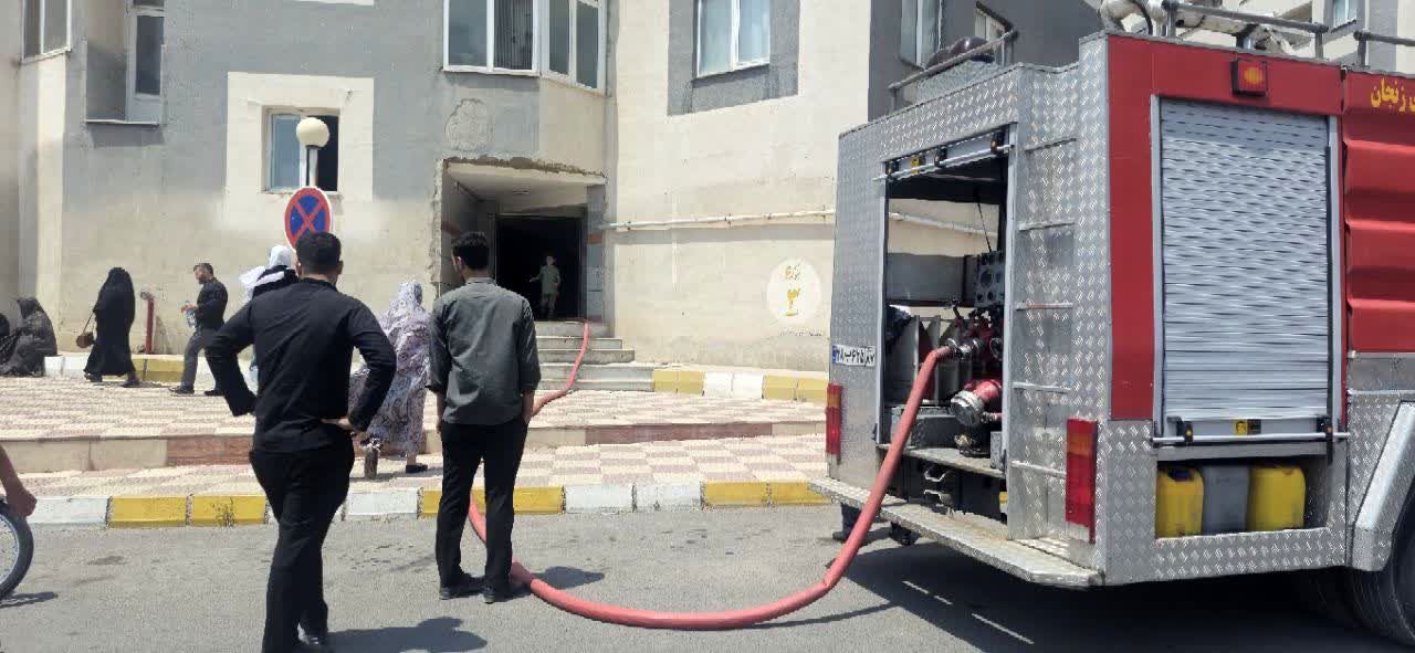 عملیات اطفاء حریق در مجتمع مسکونی الماس در شهرک اندیشه
