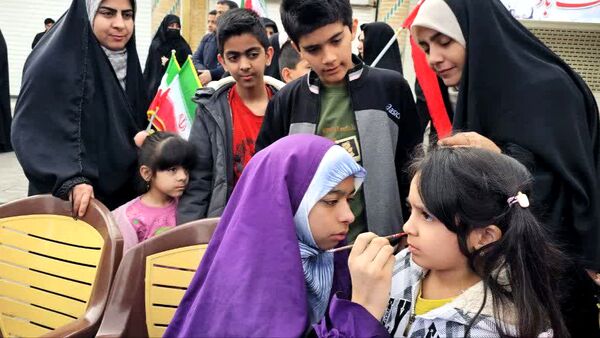 پیر و جوان، زن و مرد، همه آمدند