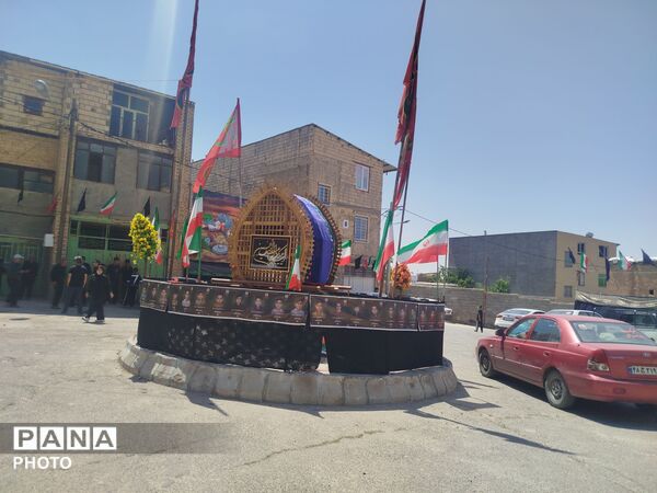 مادران و نوزادان در آئین شیرخوارگان حسینیه عاشورا نیر یزد