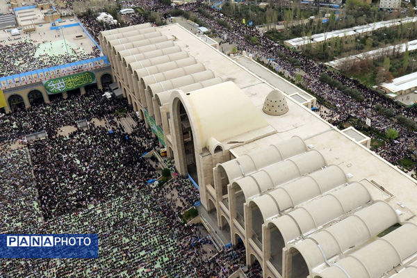 اقامه نماز عید فطر به امامت مقام معظم رهبری