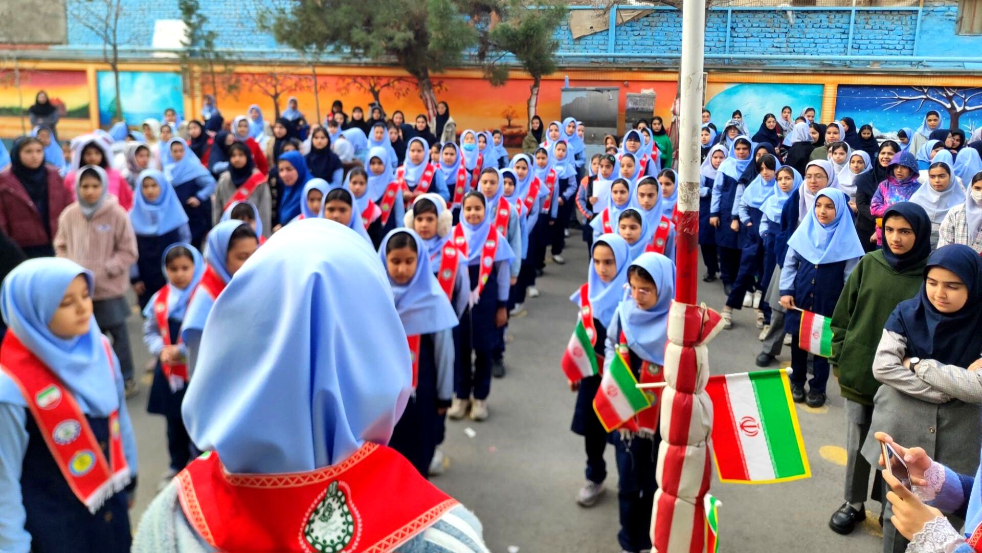 آیین نواختن زنگ چهل و هفتمین سالروز پیروزی انقلاب اسلامی در دبستان دخترانه فرهنگیان ۲