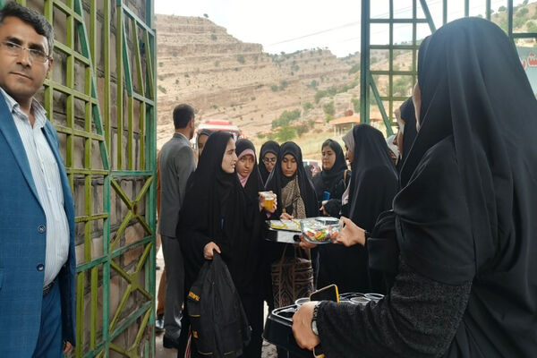 استقبال از دانش‌آموزان شرکت کننده در مسابقات قرآن، عترت و نماز در شهرستان چرام