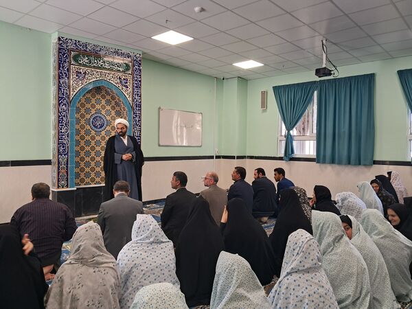 برگزاری نماز جماعت در دبیرستان شهدای فرهنگی