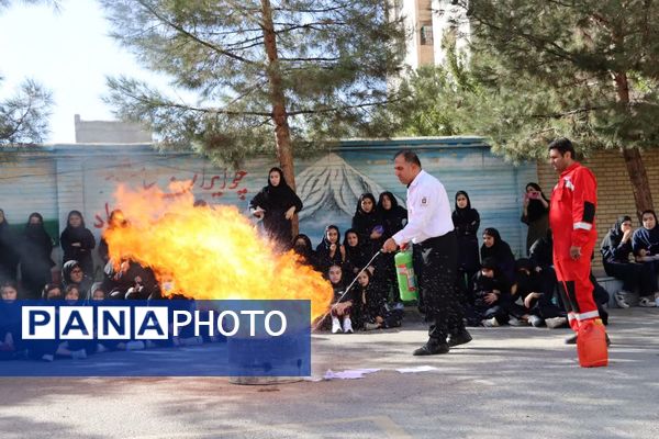 آموزش رایگان اطفای حریق برای ۹۹ دانش‌آموز ماهدشت کرج