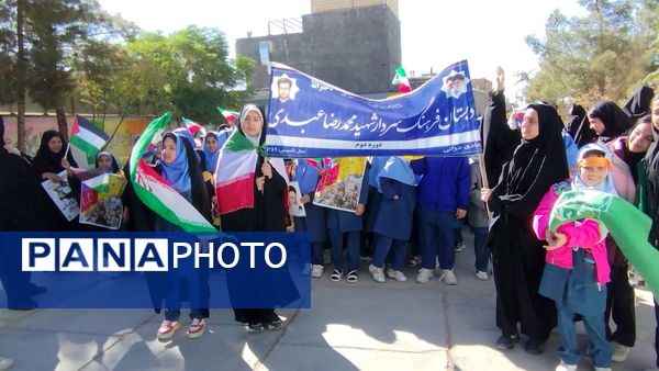 حضور پرشور دانش آموزان در راهپیمایی ۱۳ آبان ماه 