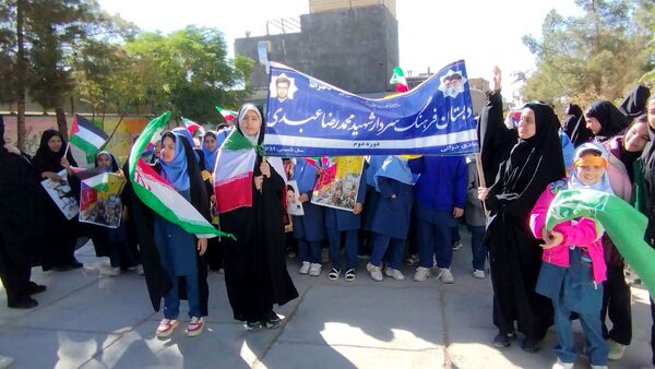 حضور پرشور دانش آموزان در راهپیمایی ۱۳ آبان ماه 