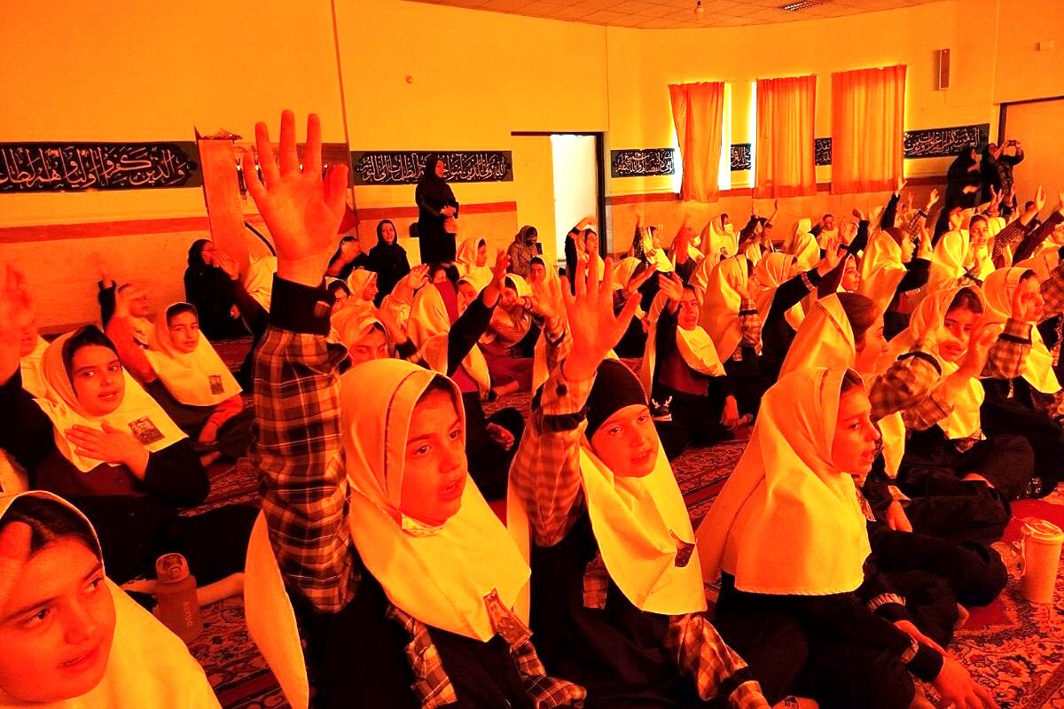 افتتاح کتاب «از ایرانمان دفاع کنیم» در دبستان ۲۲ بهمن با حضور مادر شهید عرشیان افشارمند