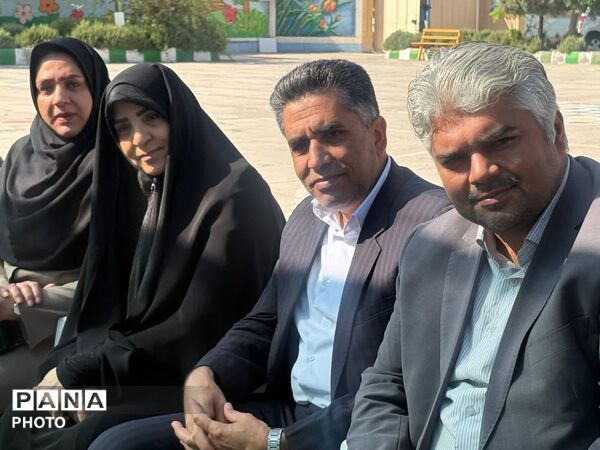نخستین قدم‌های کلاس‌اولی‌ها در جشن شکوفه‌های دبستان شاهد آقا مصطفی خمینی