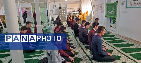 برپایی نماز جماعت در دبیرستان نمونه ایمان الله خامنه ای 