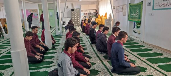 برپایی نماز جماعت در دبیرستان نمونه ایمان الله خامنه ای 