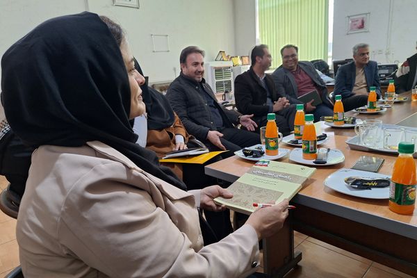 جلسه انجمن اولیا و مربیان و هیات امنا برای فردای دانش‌آموزان دبیرستان پویش شیراز 