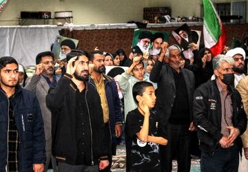  حضور مردم شهرستان مارگون در میدان برای حمایت از نیروهای مسلح