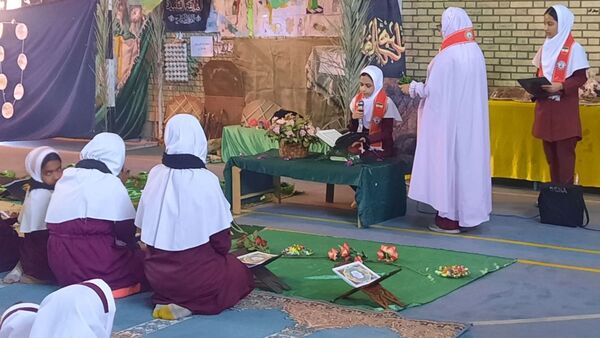 نور قرآن در ایام فاطمیه دبستان استقلال حاجی‌آباد را روشن کرد