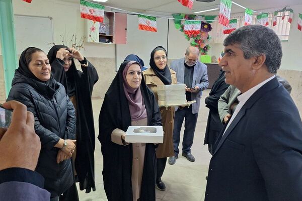  آیین افتتاح جشنواره ماها و ایران‌مون در دبیرستان خدیجه کبری پردیس 