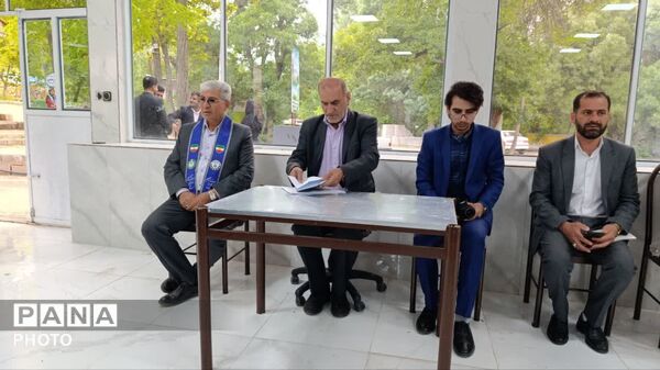 نشست مشاور وزیر آموزش‌ و پرورش با تشکل‌های دانش‌آموزی در یاسوج