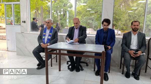 نشست مشاور وزیر آموزش‌ و پرورش با تشکل‌های دانش‌آموزی در یاسوج