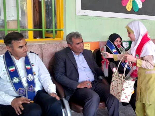 بازدید مدرس کشوری از فعالیت‌های سازمان دانش‌آموزی شهرستان میناب 